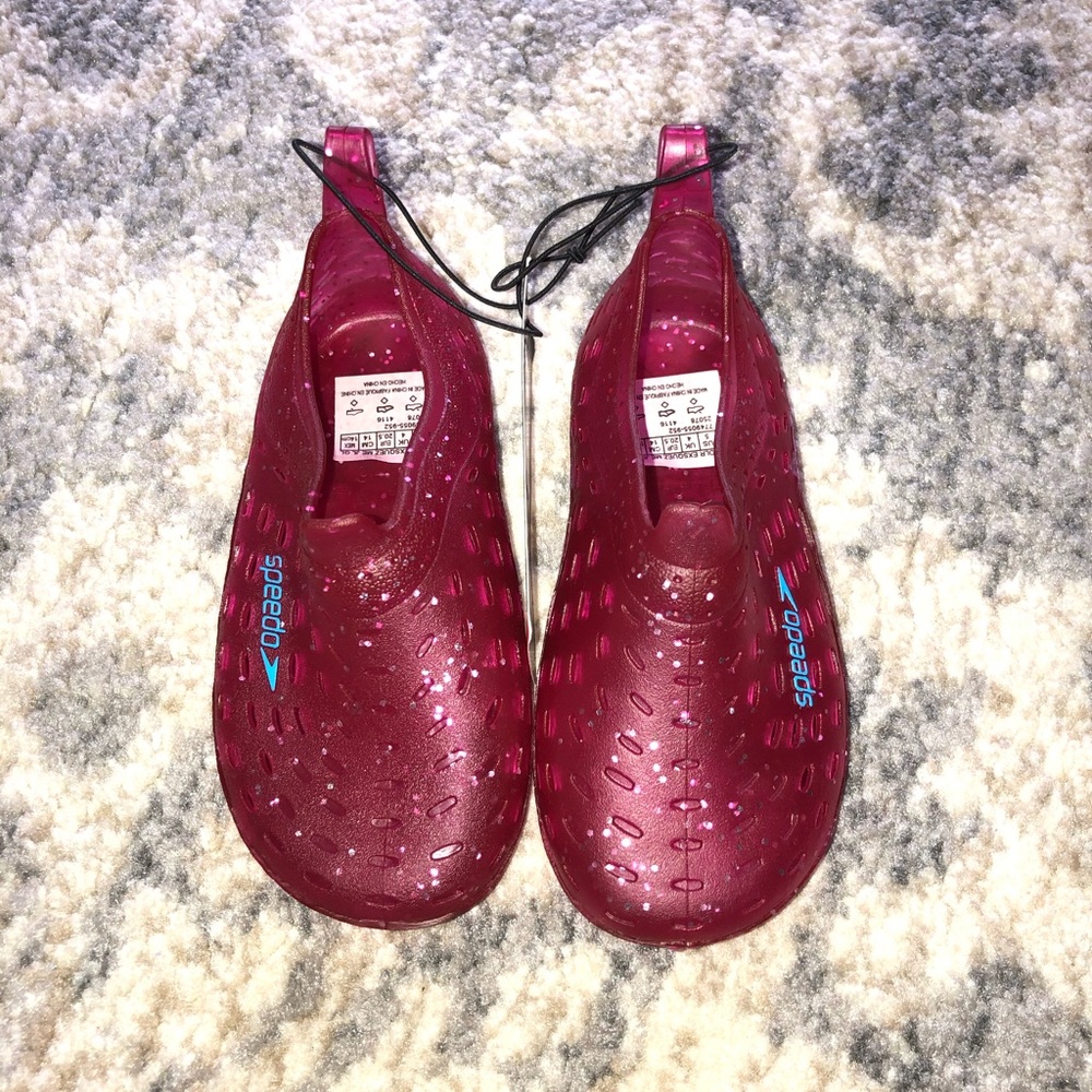 NWT Speedo Size 5/ small slip on water shoes